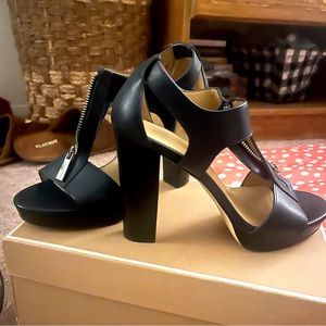 Cute dark navy and black heels!